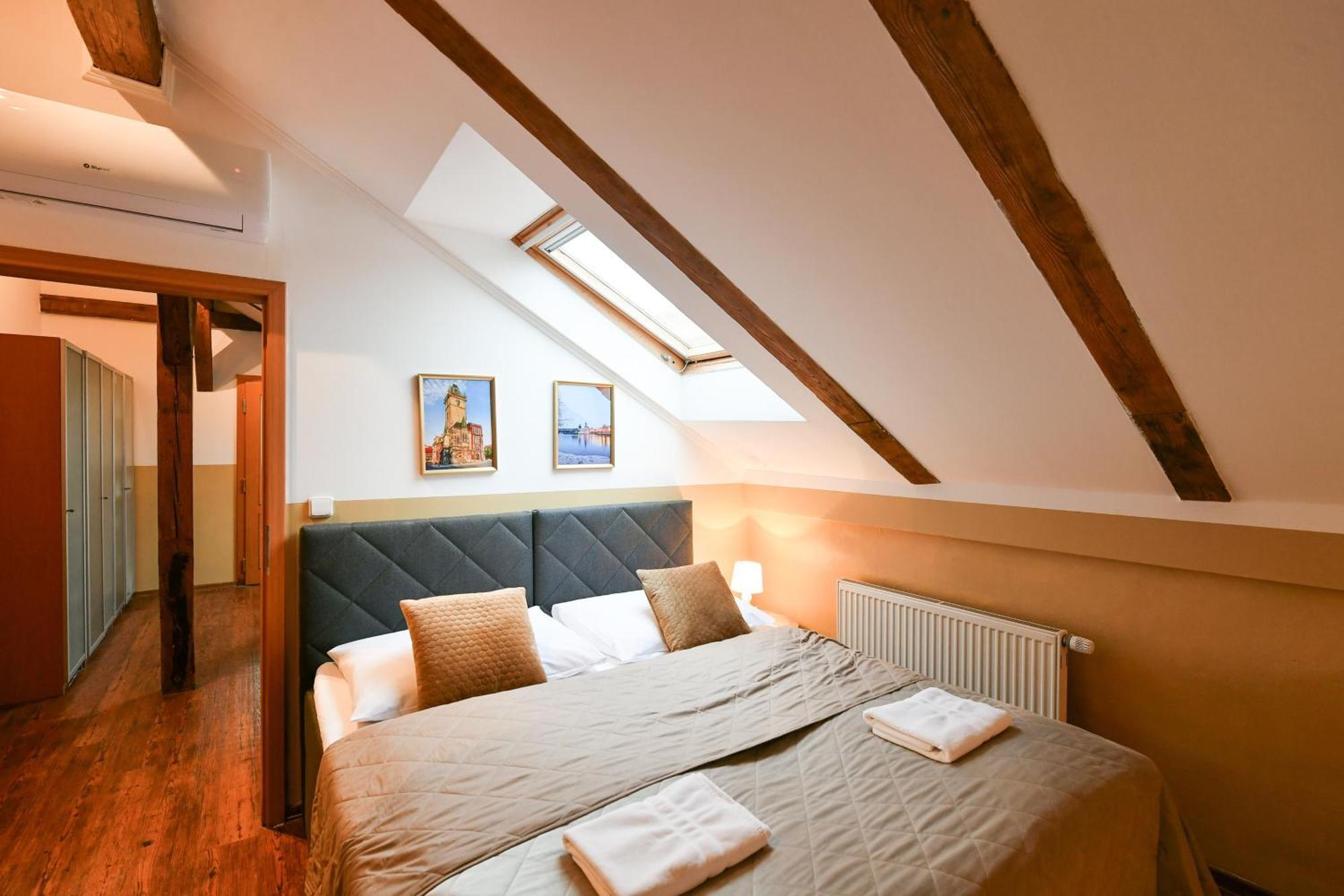 Amazing Charles Bridge Apartment Prague Luaran gambar