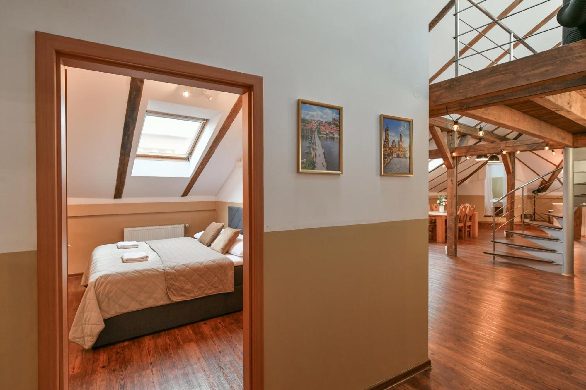 Amazing Charles Bridge Apartment Prague Luaran gambar
