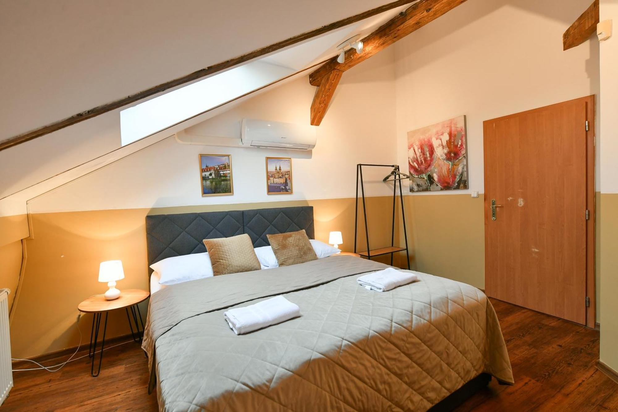 Amazing Charles Bridge Apartment Prague Luaran gambar