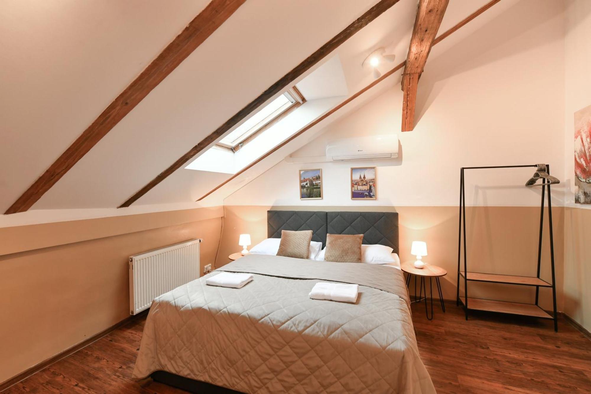 Amazing Charles Bridge Apartment Prague Luaran gambar