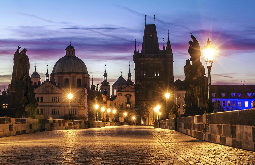 Amazing Charles Bridge Apartment Prague Bilik gambar