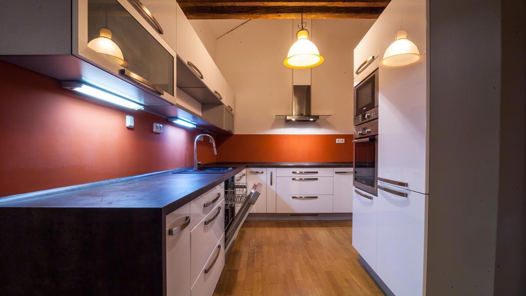 Amazing Charles Bridge Apartment Prague Bilik gambar