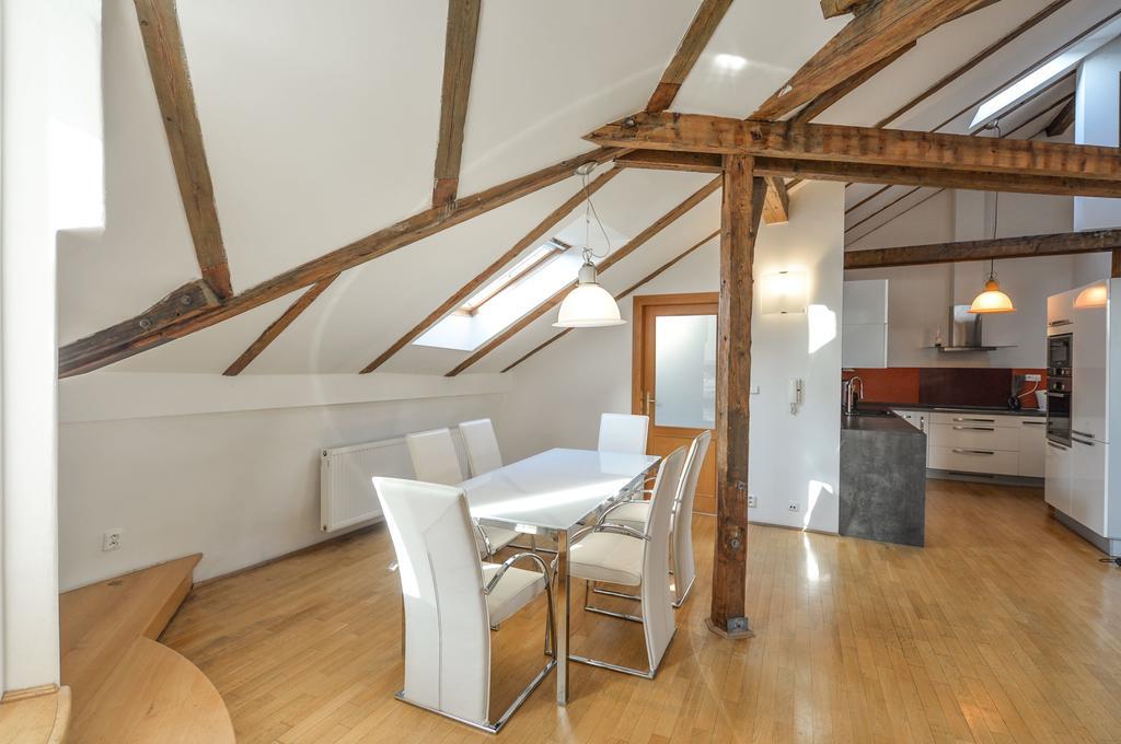 Amazing Charles Bridge Apartment Prague Luaran gambar